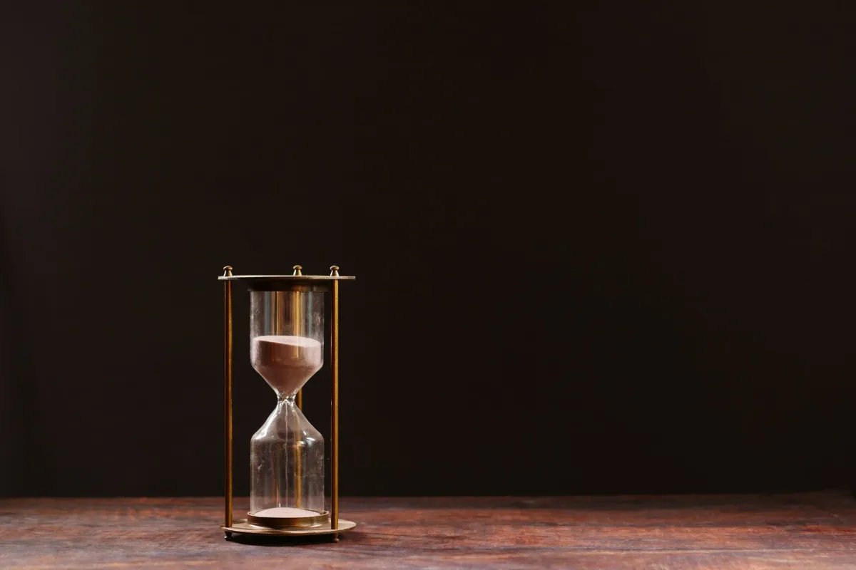Hourglass with sand trickling through, a reminder that SEO results build up over time